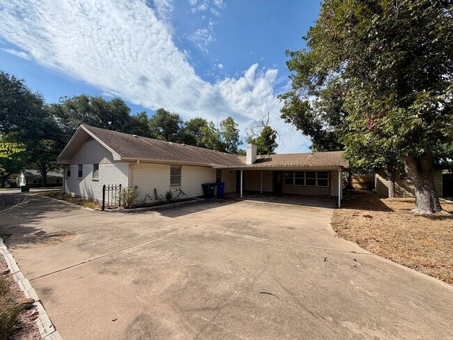 Building Photo - 3401 Oakridge Ln