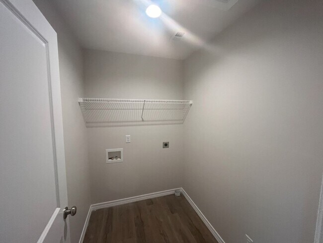 Building Photo - 1-year old, 3 Bedroom Home In Willard School District