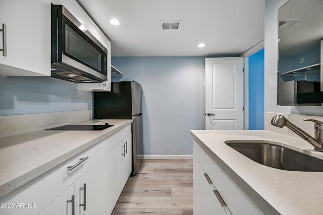 Building Photo - 3025 N 32nd St