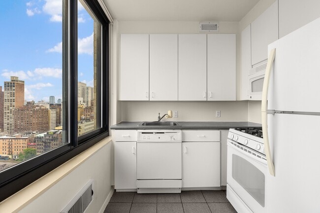 Building Photo - 303 E 60th St