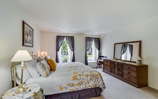 Building Photo - 3 br, 3 bath House - 15411 Pine Tree Court