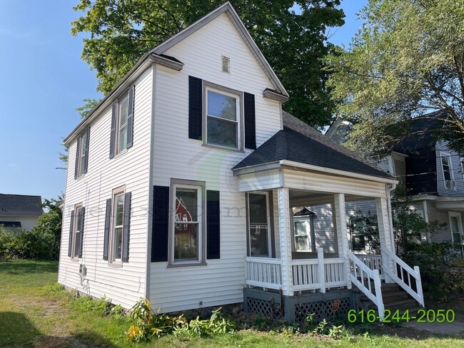 Building Photo - 3 Bedroom Eastown Home!
