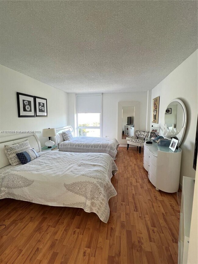 Building Photo - 3625 N Country Club Dr