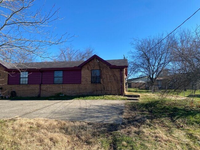 Building Photo - Renovated East Nash Duplex!