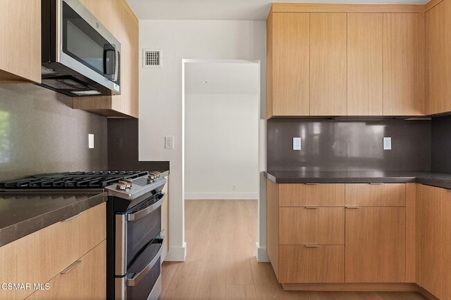 Building Photo - 84 Sunny Vista Ave