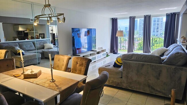 Building Photo - 400 Leslie Dr