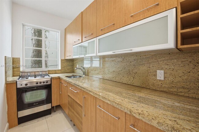 Building Photo - 526 15th St