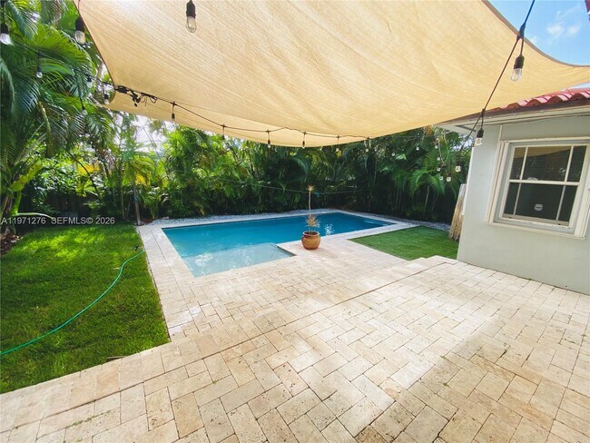 Building Photo - 8959 Dickens Ave