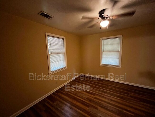 Building Photo - 4445 Sims St