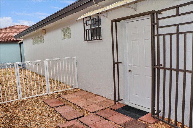 Building Photo - 1000 SW 140th Ave