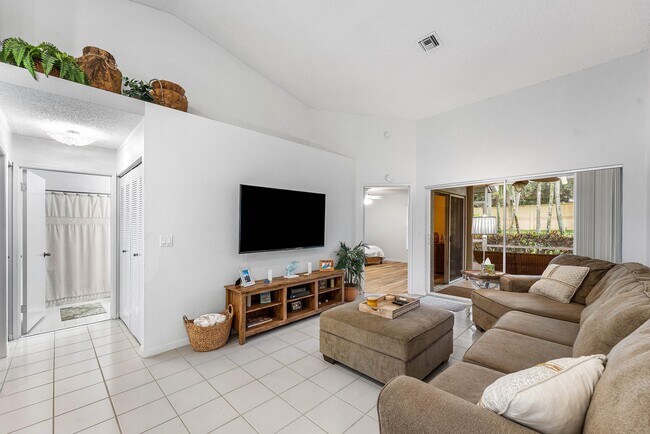 Building Photo - 8084 Summer Shores Dr