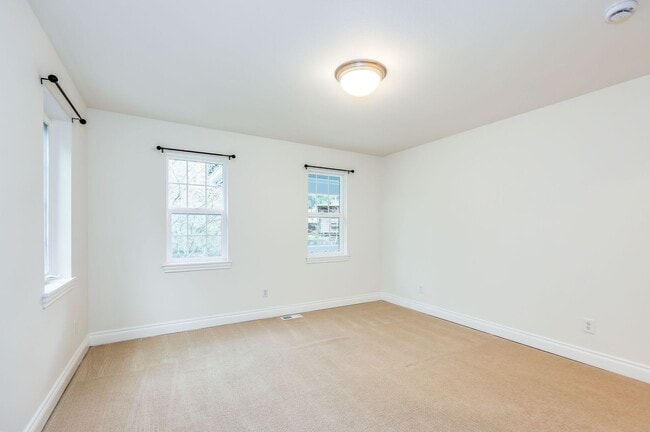 Building Photo - Beautiful Spacious Bainbridge Home