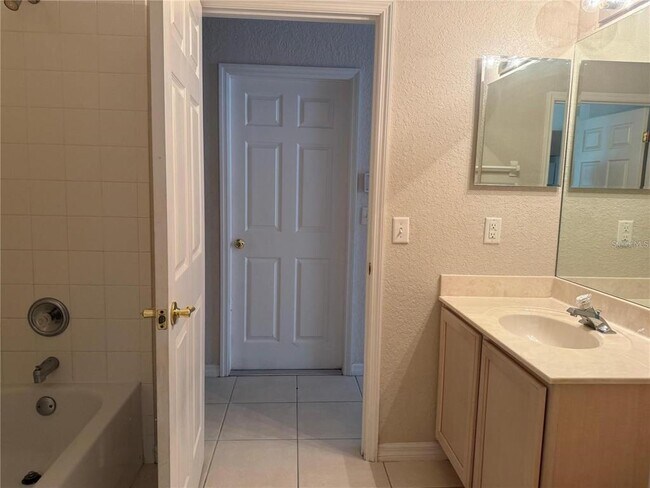 Building Photo - 525 Corvina Dr