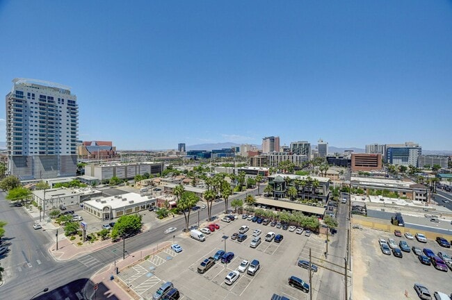 Building Photo - Modern Loft with City View