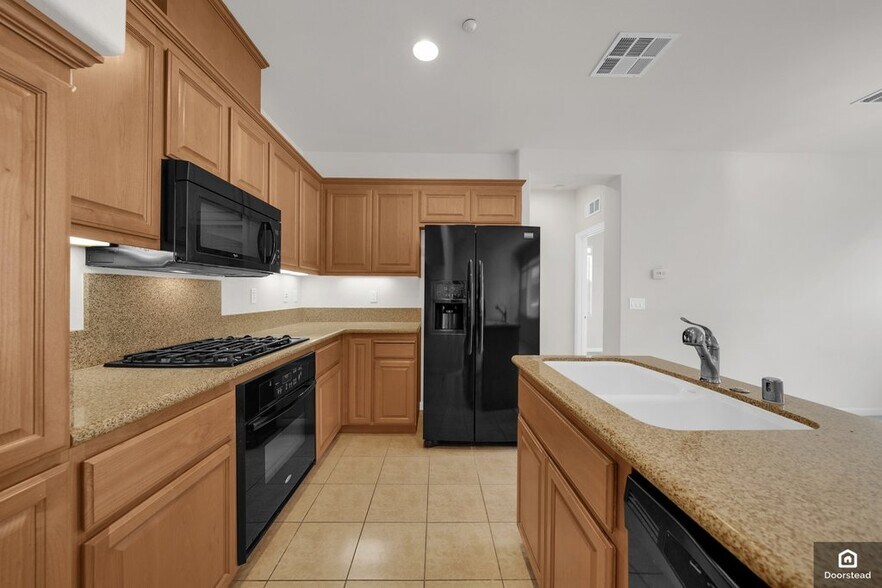 Building Photo - 584 De Guigne Dr