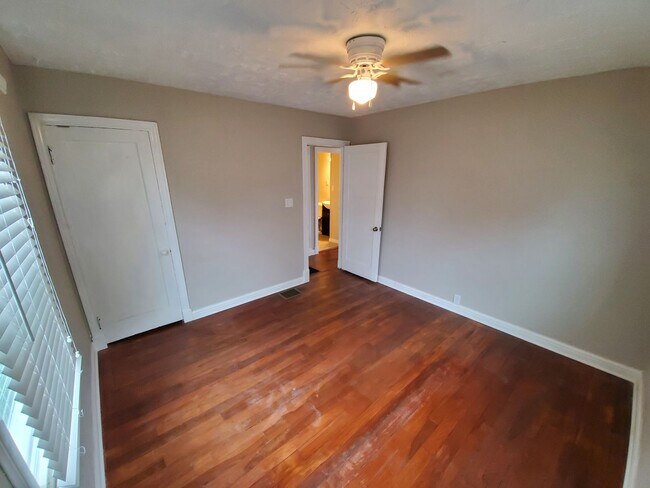 Building Photo - 4 Bedroom 1 Bath Home