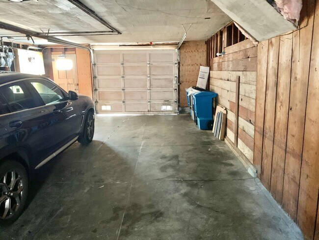 Building Photo - Top Floor 2BR/1BA + Newly Renovated Unit! Parking! In-Unit Laundry! PROGRESSIVE