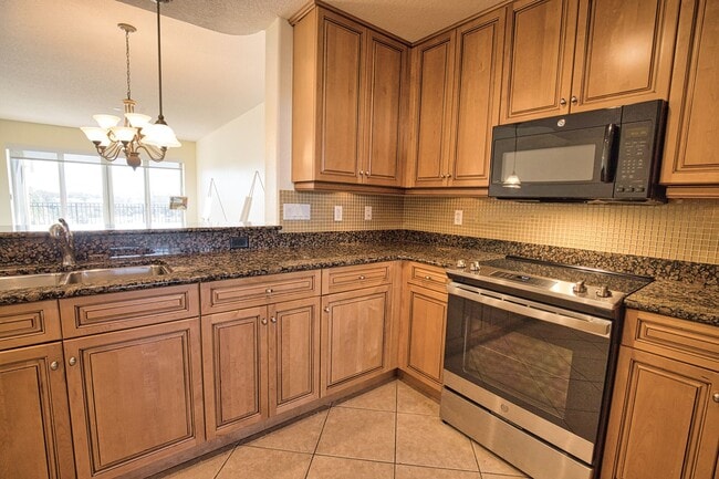 Building Photo - Annual Unfurnished 2 Bedroom 2 Bathroom with a Flex Room in The Waterfront on Venice Island!