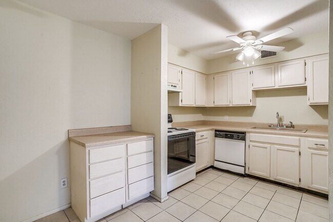 Building Photo - 127 Allencrest Dr