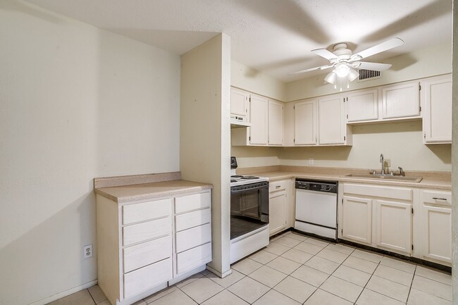 Building Photo - One side of 2 story duplex available-  3 b...
