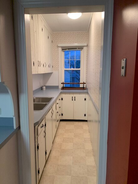 Building Photo - 468 Massasoit Rd