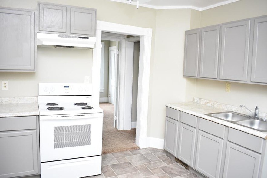 Clean and modern kitchen - 1802 12th St