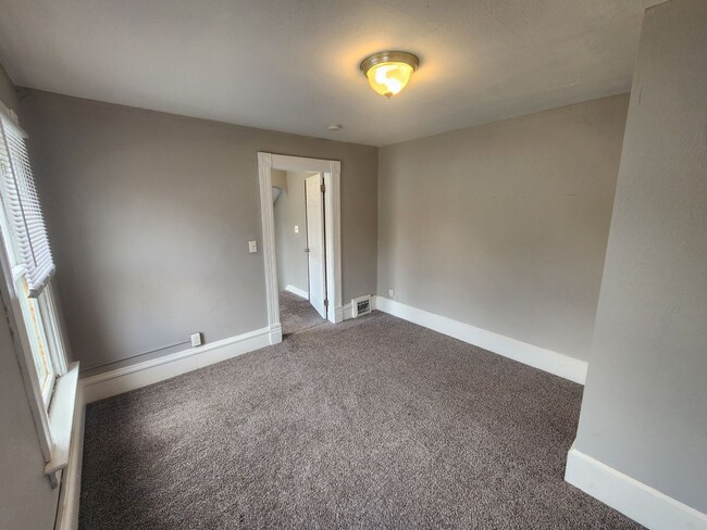 Building Photo - Large 4 bedroom house