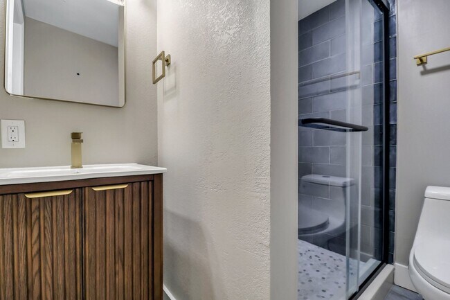 Building Photo - 3 BED | 2 BATH | REAR OFF-STREET PARKING | AVAILABLE MID-NOVEMBER