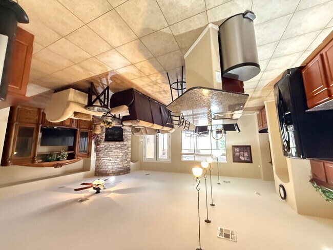 Building Photo - 1928 W Spur Dr