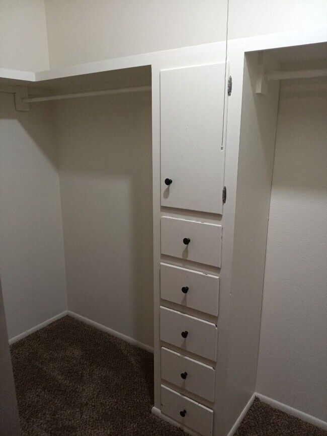 Building Photo - Charming 2-bedroom, 1-bathroom! Showings available NOW!