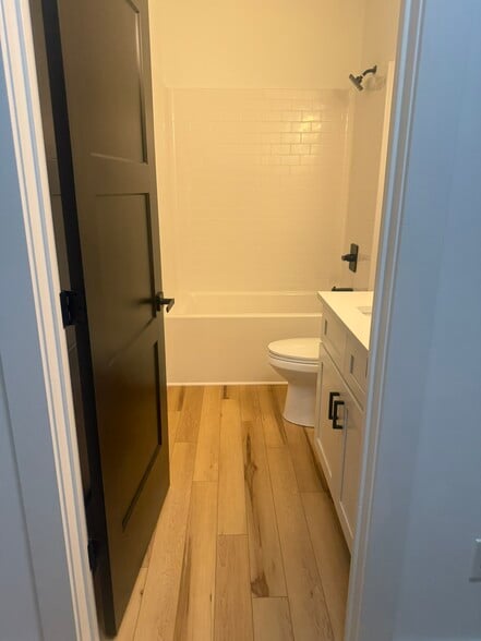 Building Photo - 420 Sloop St