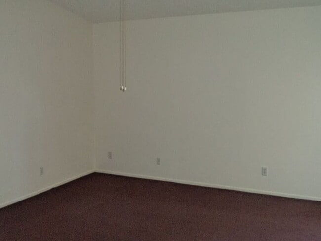Building Photo - "Charming 2-Bedroom Retreat with Spacious ...