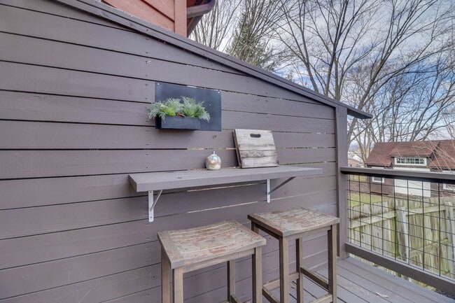 Building Photo - Modern 3BR Duplex with Abundant Natural Light