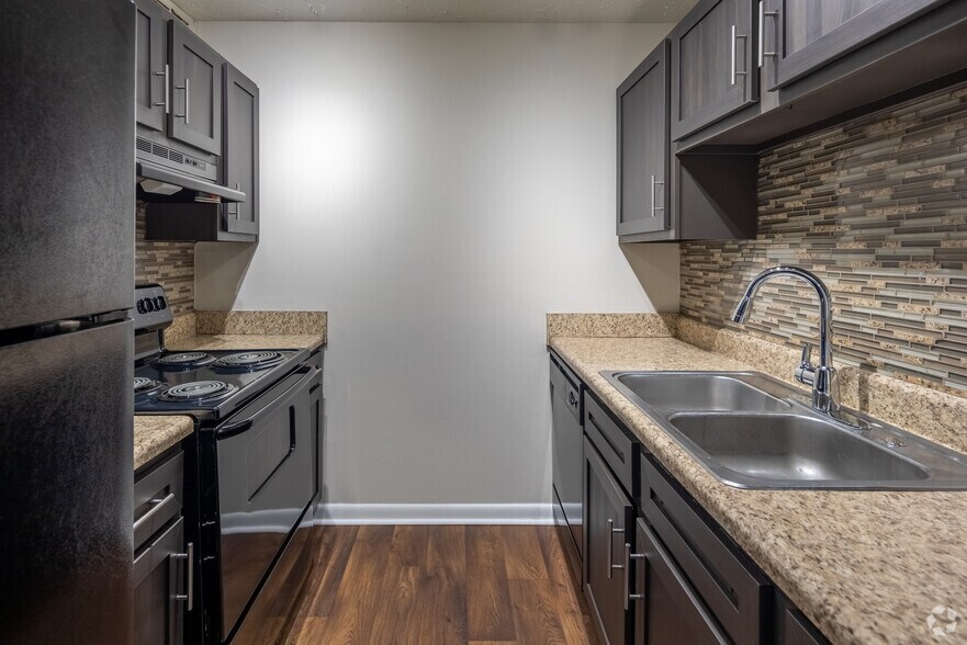 2BR, 1BA - 1,028SF - Kitchen - Candlewood Apartments