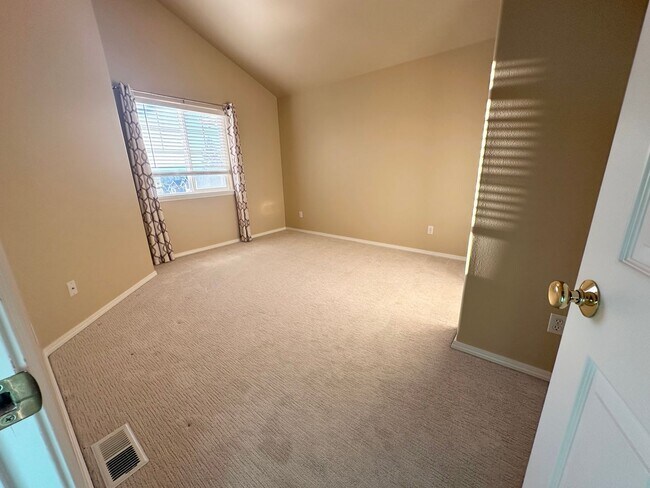 Building Photo - Beautiful 3 Bedroom Townhouse in West Linn!
