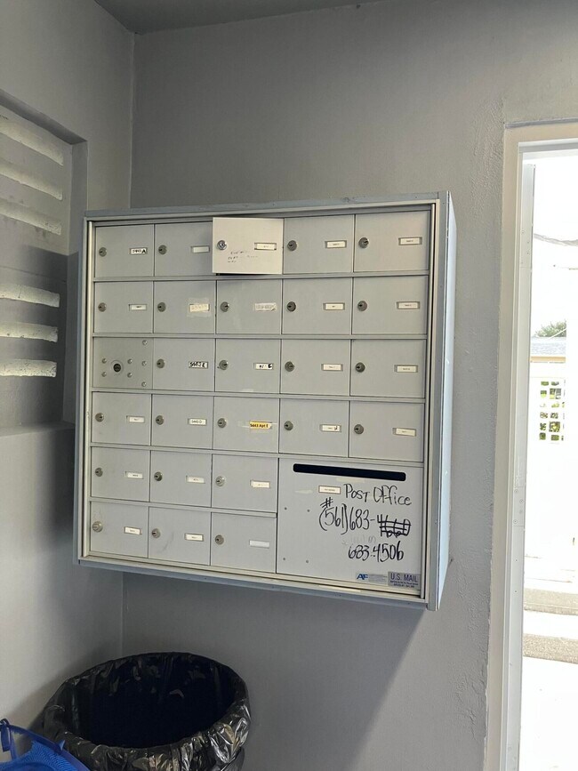 Building Photo - 5483 Cresthaven Blvd