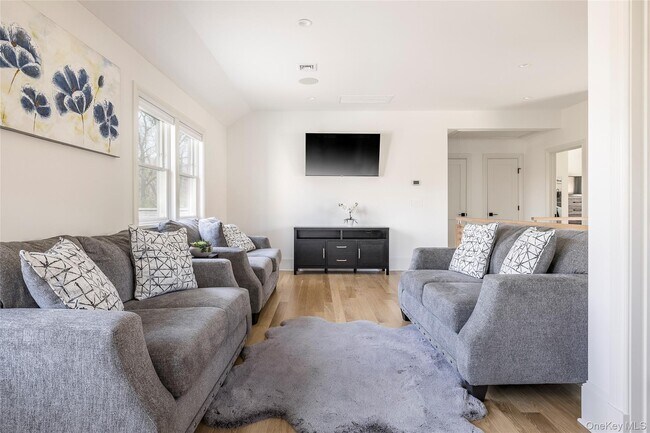 Building Photo - 9 Jennifers Path