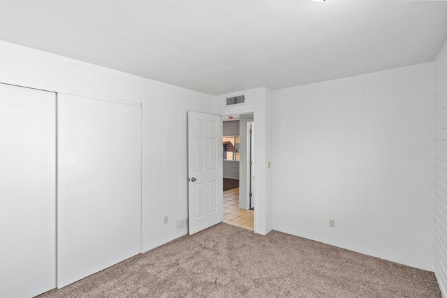 Building Photo - 4535 E Bellevue St