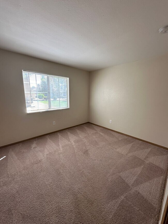 Building Photo - Perfect 2 Bedroom/1 Bathroom