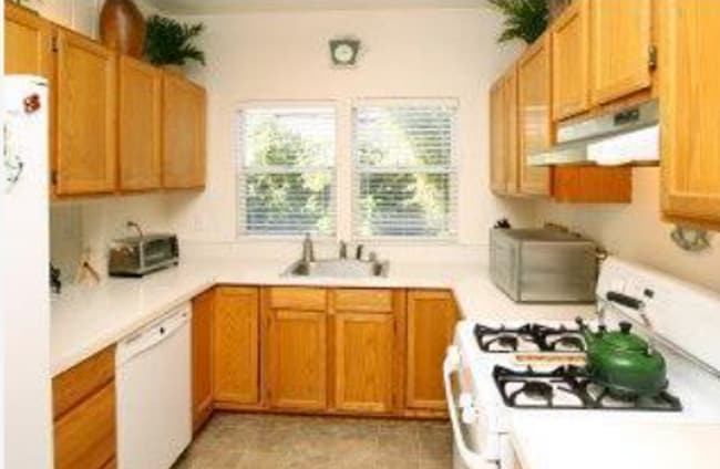 Building Photo - 4-Bedroom Home Near the Beach