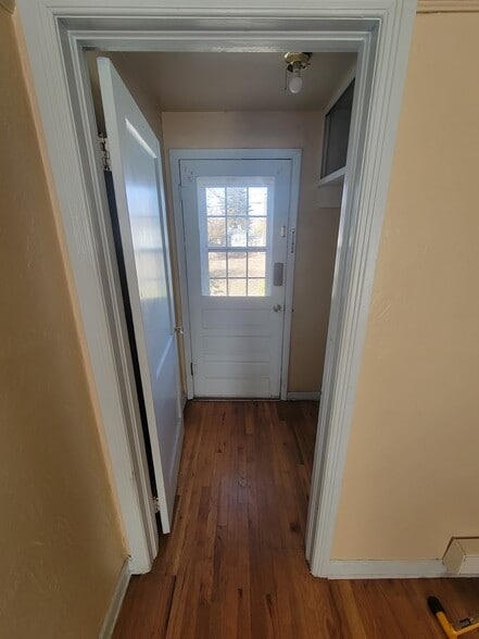 Building Photo - 2406 E 10th St