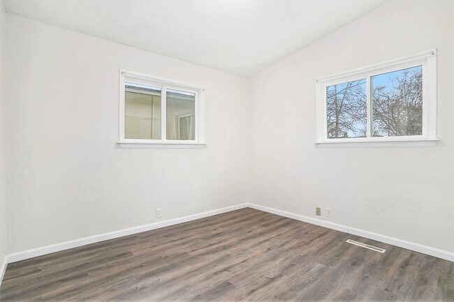 Building Photo - 3 Bed ranch minutes from CSU and pet and s...