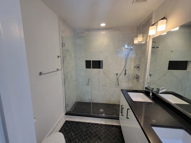 Building Photo - 724 Taylor St NW