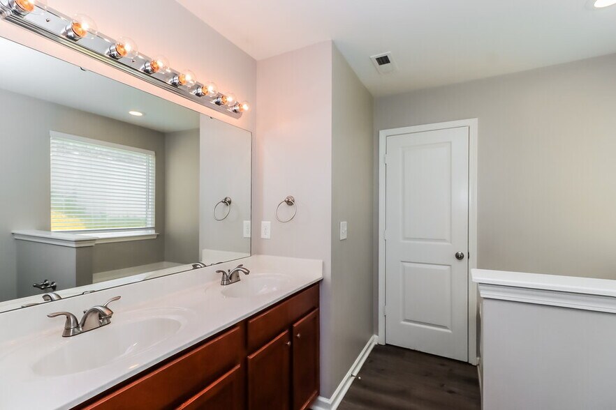 Building Photo - 5012 Broad Leaf Ct