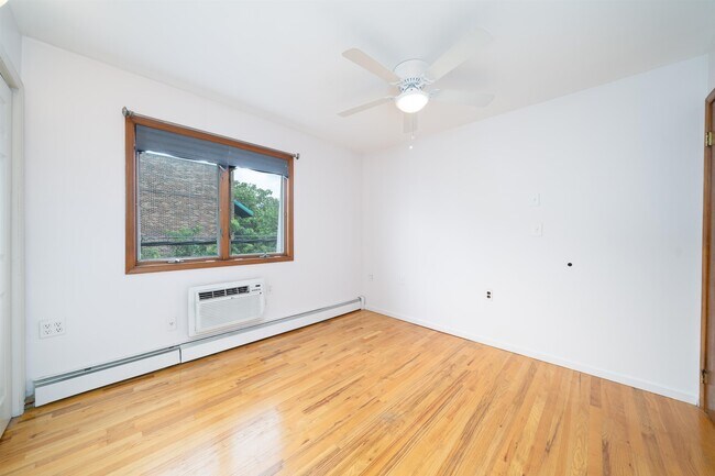 Building Photo - 533 Madison St
