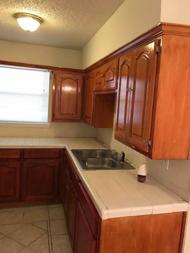 Primary Photo - Nice 4 Bedroom Home