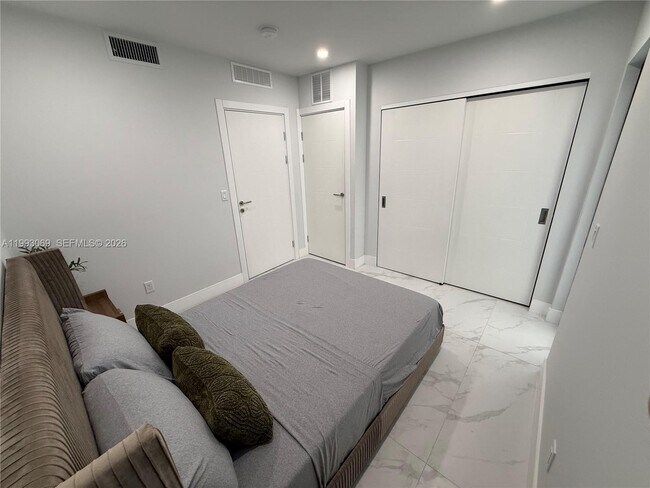 Building Photo - 944 Jefferson Ave