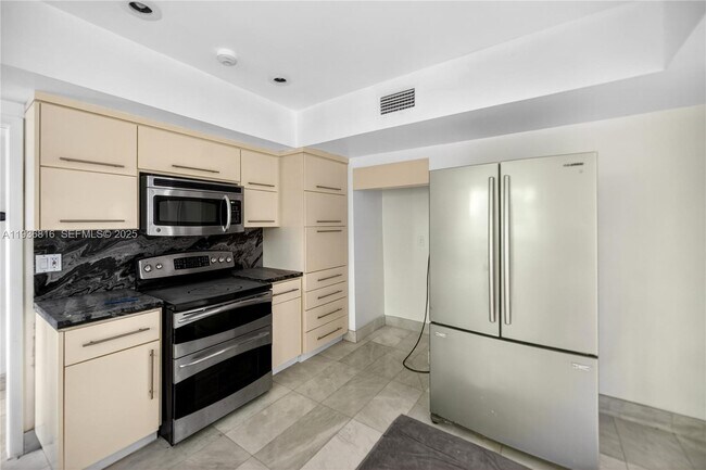 Building Photo - 1100 N Shore Dr