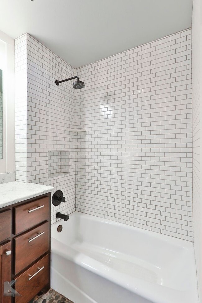 Building Photo - 3/2/2 duplex!  NEWLY UPDATED!