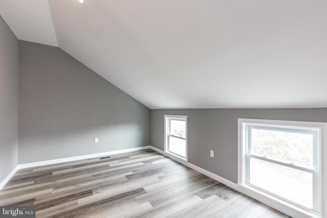 Building Photo - 454 Old Elm St